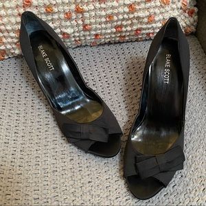 ~Blake Scott~ Desmond Bow Heal, Peep Toe Womens Shoe in Black. Size 8.5.